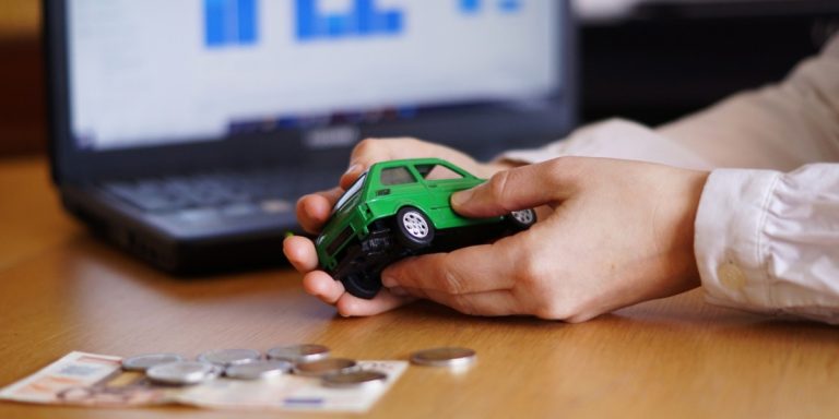 Foto de homem segurando carro de brinquedo