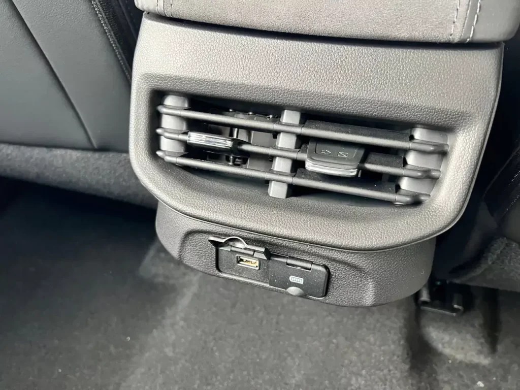 Ventilação traseira com entrada USB - GWM Haval 6 GT