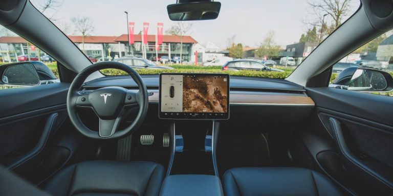 Foto de carro tesla por dentro.