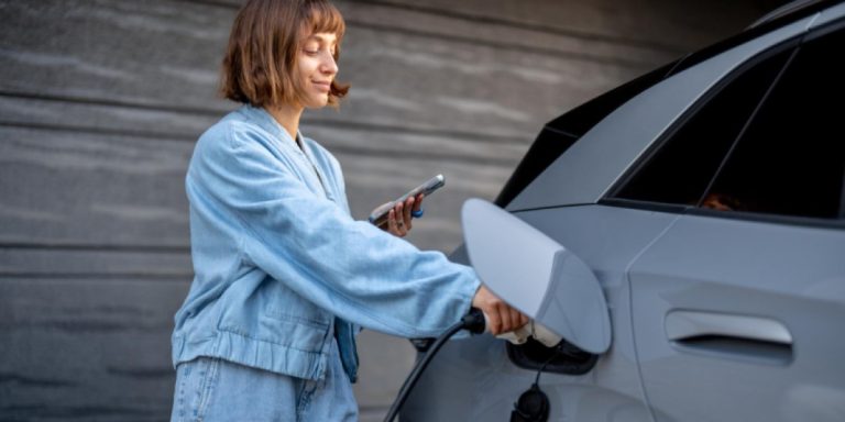 foto de uma mulher recarregando o carro