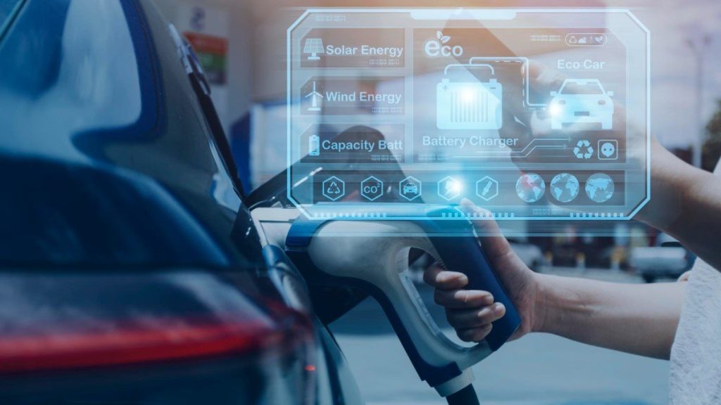 Uma pessoa carregando um carro elétrico com um holograma de interface digital exibindo informações sobre o carregamento e o veículo, representando tecnologia avançada e sustentabilidade em mobilidade elétrica.