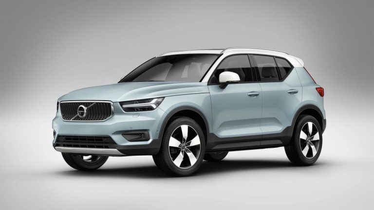 Imagem de um Volvo XC40, SUV compacto, na cor azul claro com teto branco, estacionado em um fundo cinza claro.