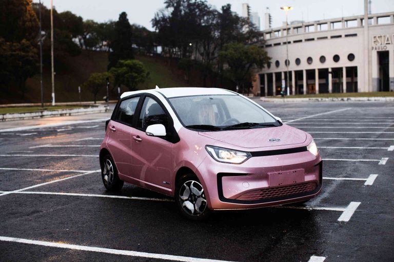 Carro JAC E-JS1 rosa metálico parado no estacionamento do estádio Pacaembu