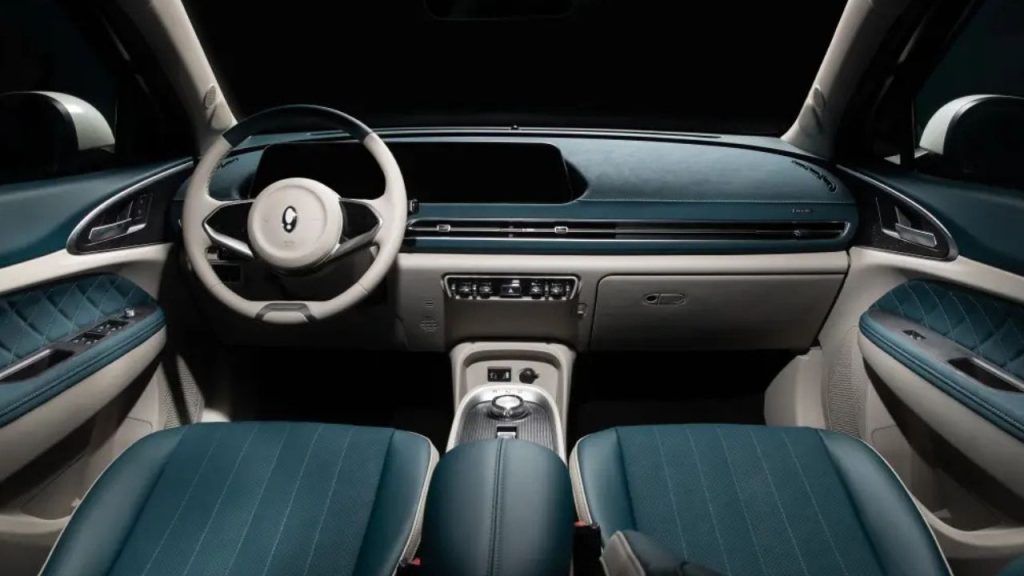 visão do interior de um carro elétrico GWM Ora 03, nas cores azul e cinza.