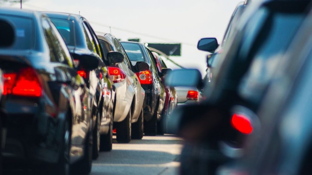 carros em um congestionamento em uma rodovia urbana