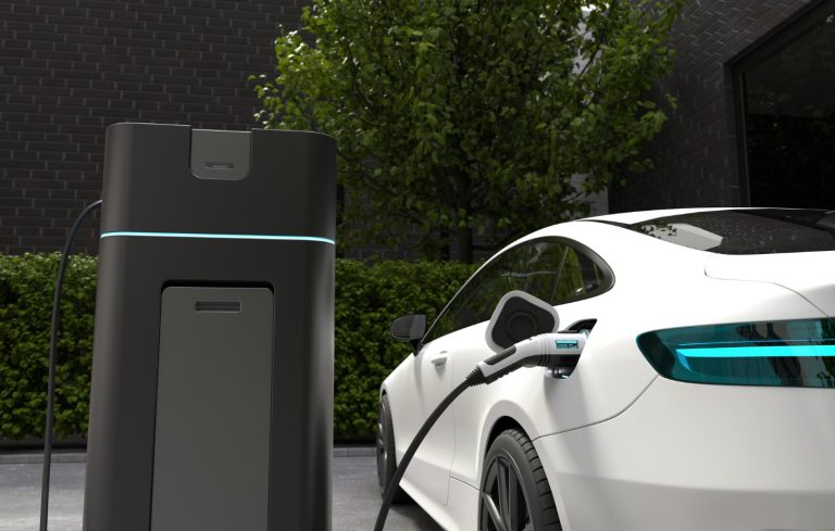 veículo elétrico sendo carregado em eletroposto.